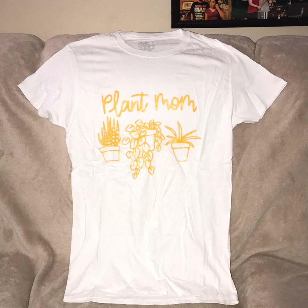 Fruit of the loom size small white tee Plant Mom 💕